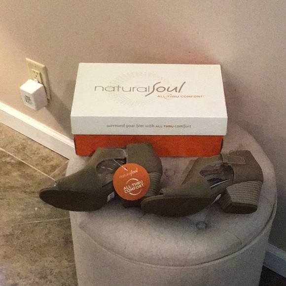 Naturalizer NWT Taupe Daya Sandals 7.5M - Picture 2 of 3